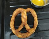 Foto langkah ke 9 dari resep Cinnamon pretzel ala Auntie Anne.