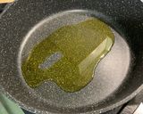 Une image de l'étape 5 de Riz aux poivrons tricolores, saucisses alsaciennes, tomates et pesto.