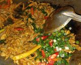 Foto langkah ke 4 dari resep Nasi Bakar Ayam Suwir, Jamur, Kemangi.