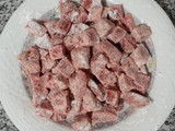 Carne en salsa de curry con timbal de arroz