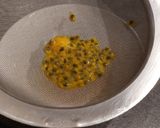 Une image de l'étape 1 de Avocat et St Jacques vinaigrette au fruit de la passion.