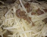 Hình bước làm 2 của món Củ sắn xào thịt bò