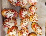 Pas rețetă Bruschete cu roșii, mozzarella și prosciutto crudo 3 fotografie