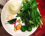 Hình bước làm 1 của món Nộm sứa hành tây