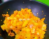 Hình bước làm 3 của món Thịt ba chỉ kho củ nghệ và lá nghệ