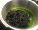 Foto del paso 4 de la receta: Receta fusión: Pasta negra con pesto de almendras, ajo confitado y un toque picante 🌶
