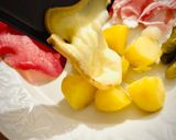 Hình bước làm 4 của món Raclette - Món Pháp Truyền Thống Mùa Lạnh Với Phô Mai Nóng Chảy, Jambon & Khoai Tây