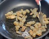 Foto del paso 10 de la receta: Tiburones con langostinos en su salsa