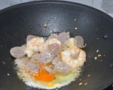 Foto langkah ke 2 dari resep Kwetiau Goreng Udang dan Bakso.