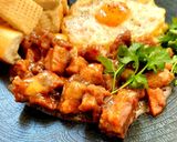 Hình bước làm 3 của món Bánh mì chảo sườn kho ốp la