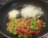 Foto del paso 3 de la receta: Arroz meloso con marisco exprés