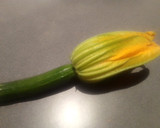 Foto del paso 3 de la receta: Flores de Calabacín fritas
