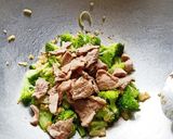 Foto langkah ke 5 dari resep Daging Sapi Cah Brokoli.