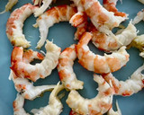 Foto del paso 1 de la receta: Rollitos de salmón con ensaladilla de langostinos
