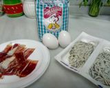 Foto del paso 1 de la receta: Huevos rotos con jamón sobre chanquetes de pobre (gulas)