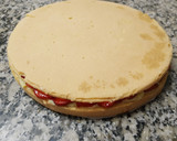 Foto del paso 5 de la receta: Bizcochuelo con crema pastelera y frutillas