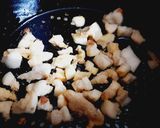 Hình bước làm 1 của món Bún gà nấm tóp mỡ