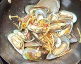 A picture of step 5 of Stir-fry mussels with ginger and basil.