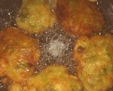 Foto del paso 2 de la receta: Buñuelos de lechuga 🥬 y cebolla de verdeo