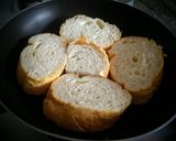 Foto del paso 1 de la receta: Huevos, vegetales y jamón york en cama asada de pan baguette!