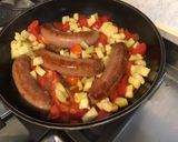 Une image de l'étape 5 de Saucisses aux tomates, courgette blanche et herbes aromatiques.