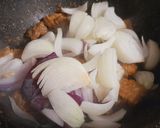 Hình bước làm 2 của món Thịt xào hành tây cà ri
