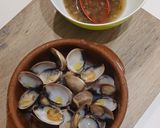 Foto del paso 6 de la receta: Almejas al Vapor con Vinagreta Templada de Chalota al Jerez y Cilantro