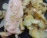 Foto del paso 3 de la receta: Trucha al horno con base de patatas y alioli