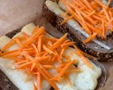 Hình bước làm 3 của món Tartine Bánh Mì Ngũ Cốc Phô Mai & Cà Rốt Tươi