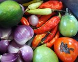 Foto langkah ke 1 dari resep Sambal Dabu - Dabu Khas Manado.