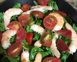 Foto del paso 2 de la receta: Ensalada de espinacas con tomate, langostinos y aguacate