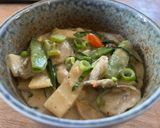 A picture of step 4 of Kæng nò mai tua – Green almond curry with sugar snaps and bamboo shoots.