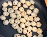 A picture of step 2 of Makhana Panjiri.