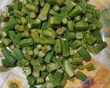A picture of step 1 of Do piyaza bhindi.