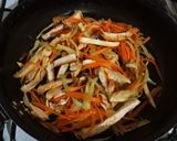 Foto del paso 8 de la receta: Spaghetti, sin gluten, con pechuga de pollo, cebollín, zanahoria, hinojo, huevo revuelto y más