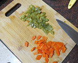 Foto del paso 1 de la receta: Sopa de fideos y verduras con albóndigas de pollo y zanahoria