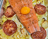 Foto del paso 3 de la receta: Salmón con verduras y huevo