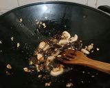 Foto langkah ke 3 dari resep Brokoli Jamur Ca Bawang Putih.