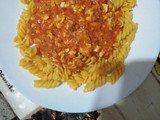 Macarrones con atún, huevo y tacos de jamón