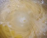 Foto langkah ke 1 dari resep Creamy Mushroom Chicken Spaghetti.