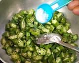 लहसुनी भिंडी की सब्जी और रोटी रेसिपी चरण 2 फोटो