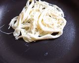 Foto del paso 4 de la receta: Crema de frijol y costra de quesillo con chapulines
