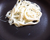 Foto del paso 4 de la receta: Crema de frijol y costra de quesillo con chapulines