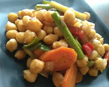 Foto del paso 3 de la receta: Garbanzos crujientes, con Verduras y salsa de Soja