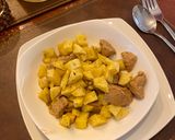 Foto del paso 8 de la receta: Guiso de carne con papas fritas y ensalada palta, mango y tomate