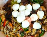 Foto langkah ke 3 dari resep Tumis Kerang Timun Telur Puyuh.