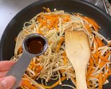 Hình bước làm 5 của món Cà rốt và enoki Xào Shirodashi (Carrot and enoki Stir-fry with Shirodashi)