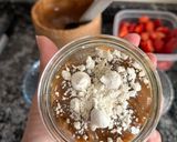Foto del paso 3 de la receta: Postre de frutillas 🍓, merengue y Dulce de leche 🎂