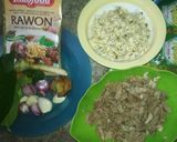 Foto langkah ke 1 dari resep Rawon Daging Sapi Bumbu Instan Indofood.