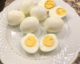 Foto del paso 2 de la receta Huevos rellenos con gula, aguacate y langostinos